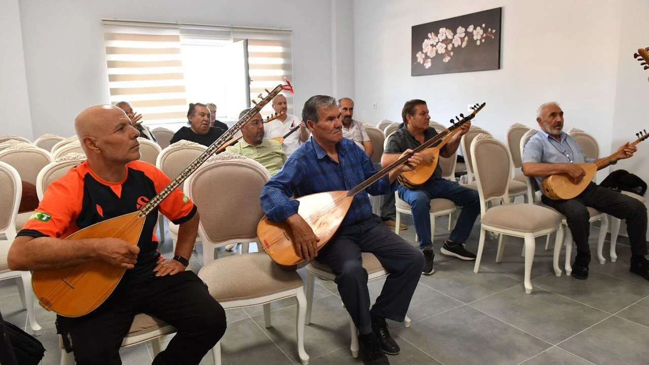 Altındağlı beyler bağlama ile terapi oluyor