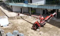 Çankaya'da vinç devrildi:3 işçi yaralandı