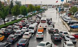Ankara'da Sağanak Trafiği Kilitledi