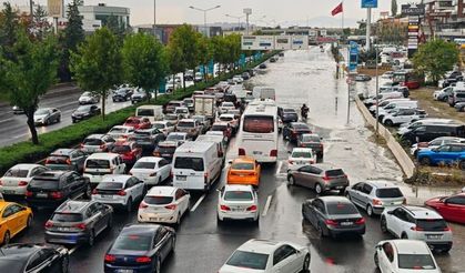 Ankara'da Sağanak Trafiği Kilitledi