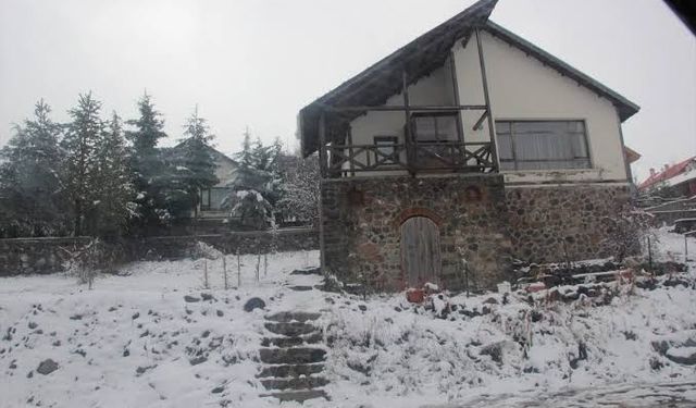 Beypazarı'ndaki yaylalarda kar yağışı etkili oldu