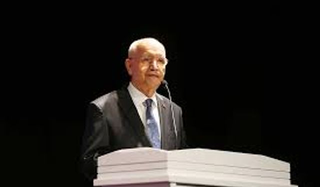 Fethi Yaşar Eczacılık Zirvesinde gençlerle buluştu