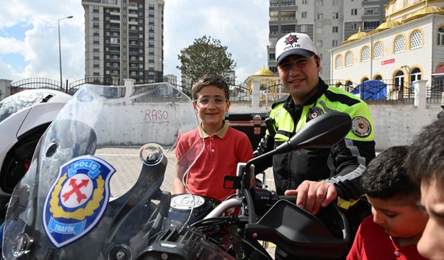 Mamak'ta çocuklara polis ve jandarmadan trafik eğitimi
