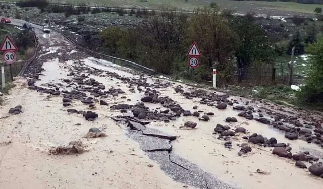 Güdül’de etkili olan sağanak yaşamı felç etti