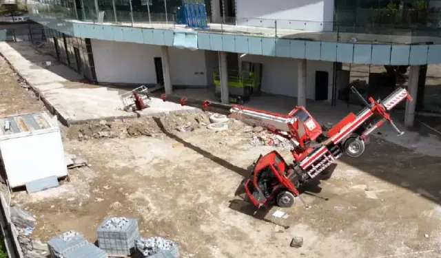 Çankaya'da vinç devrildi:3 işçi yaralandı
