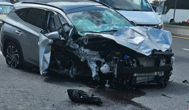 Çankaya'da kontrolden çıkan otomobil otobüs durağına daldı