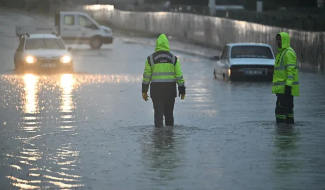 Polatlı'da sağanak yağış su baskınlarına neden oldu