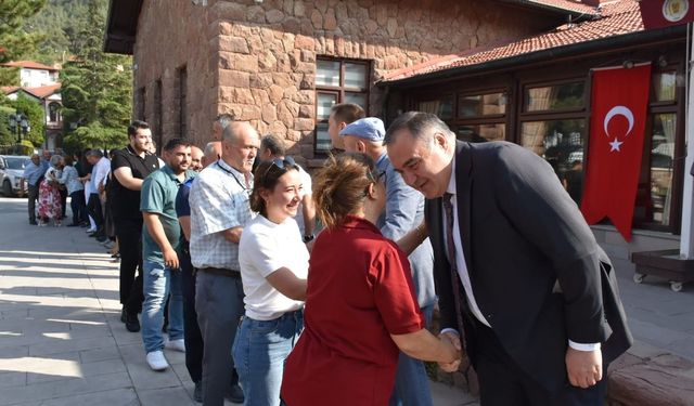 Nallıhan Belediye Başkanı Güngör vatandaşlarla bayramlaştı