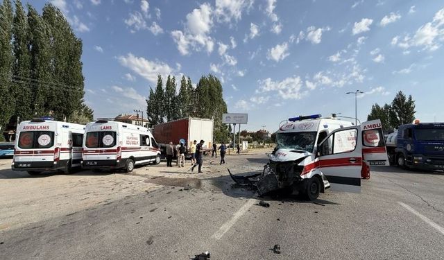 Çubuk’ta Ambulans ve Tır Çarpıştı: 5 yaralı
