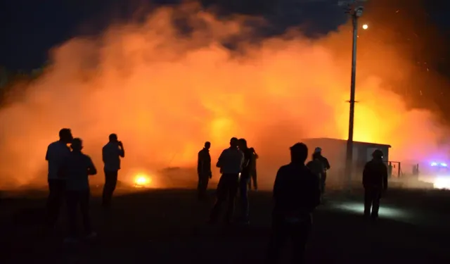 Kahramankazan'da geceyi alevler aydınlattı