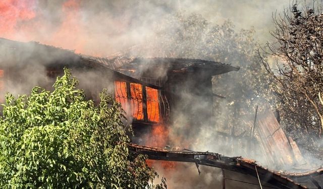 Kızılcahamam’da Yangın: 8 Ev Kül Oldu