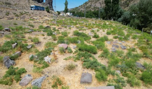 Sincan'da bulunan tarihi mezarlığa defineciler dadandı