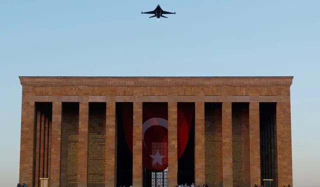 SOLOTÜRK'ten Anıtkabir semalarında saygı uçuşu