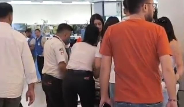 AVM Ortasında Bıçaklı Kavga! İki Yaralı