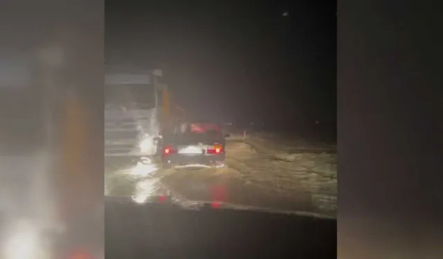 Polatlı’da sağanak sele dönüştü: Polatlı-Yunak yolu trafiğe kapandı