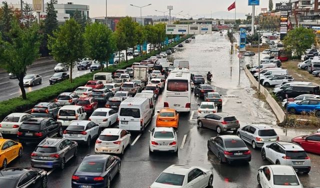 Ankara'da Sağanak Trafiği Kilitledi