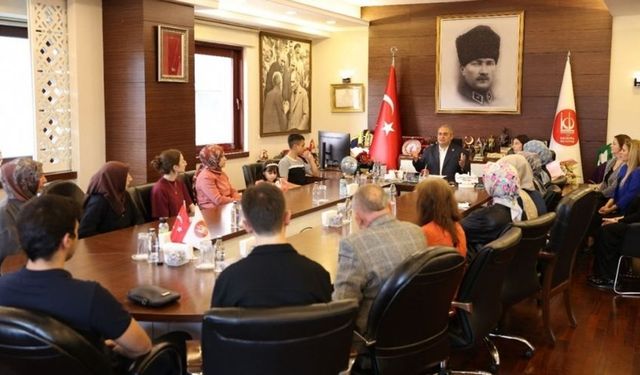 Keçiören Belediye Başkanı Öğrencileri Makamında Ağırladı