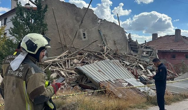 Çubuk İlçesinde 3 Katlı Metruk Bina Çöktü