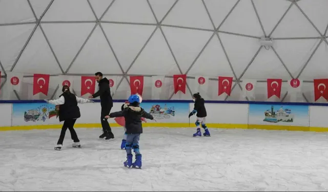Keçiören'de ücretsiz buz patenine yoğun ilgi!