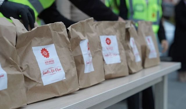 İftara Yetişemeyenlere Kızılay'da Kumanya İkramı