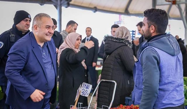 Başkan Özarslan, Bademlik Semt Pazarı’nda Vatandaşlarla Buluştu