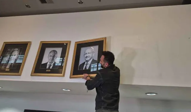 Kemal Kılıçdaroğlu'nun fotoğrafı yeniden asıldı