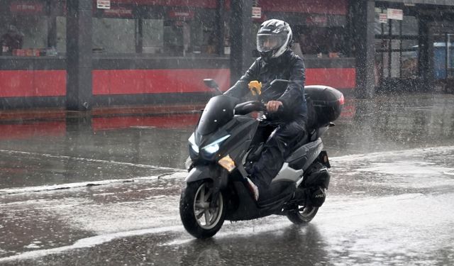 Gök Gürültülü Sağanak Yağış Hayatı Felç Etti