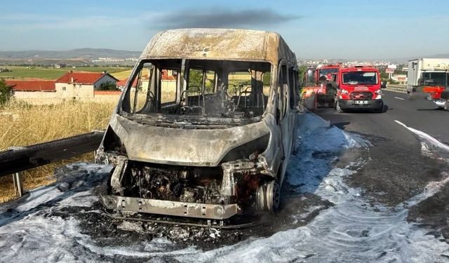 Sincan'da İşçileri Taşıyan Servis Minibüsü Alev Alev Yandı