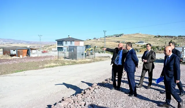 Gicik Köy Konağı ve halı saha hızla tamamlanıyor