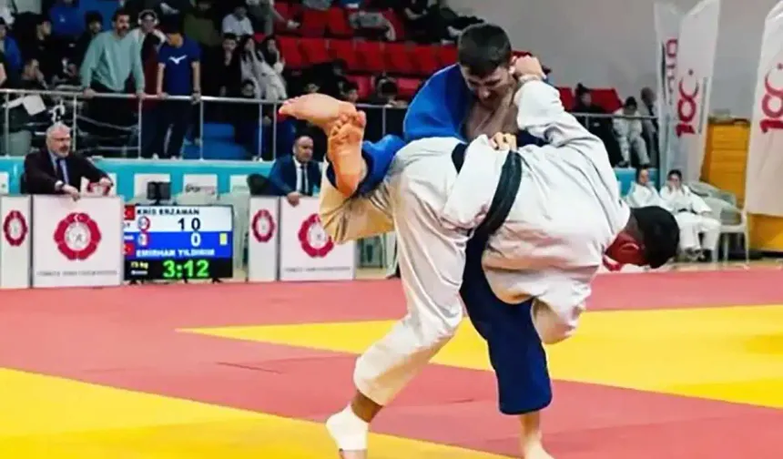 Dünya üçüncüsü sporcuya Ankara’da coşkulu karşılama