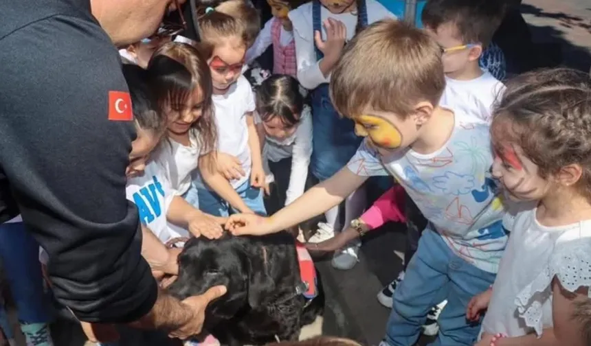 Beypazarı'nda jandarmalar minikleri sevindirdi