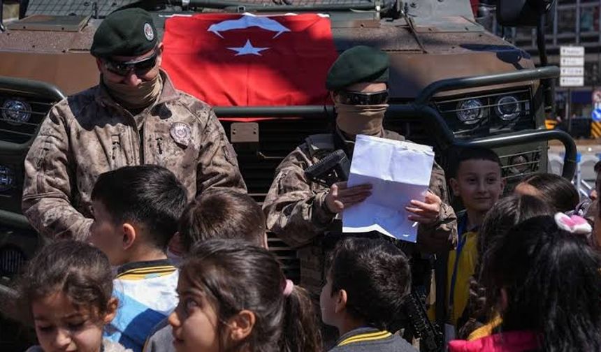 Türk polisinin şanı Kızılay'da sergileniyor
