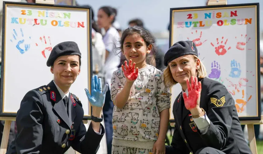 Jandarmadan Ankara Bilkent Şehir Hastanesi'ndeki çocuklara sürpriz