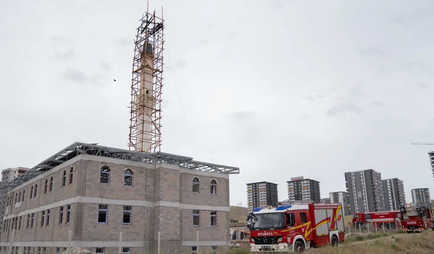 Sincan’da cami minaresine yıldırım düştü
