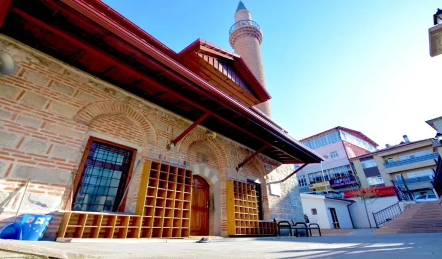 Kalecik’teki Tarihi Camii Zamana Direniyor