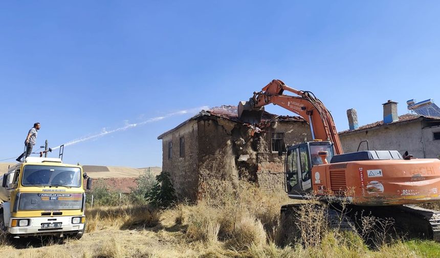 Pursaklar’da Metruk Binalar Yıkılıyor