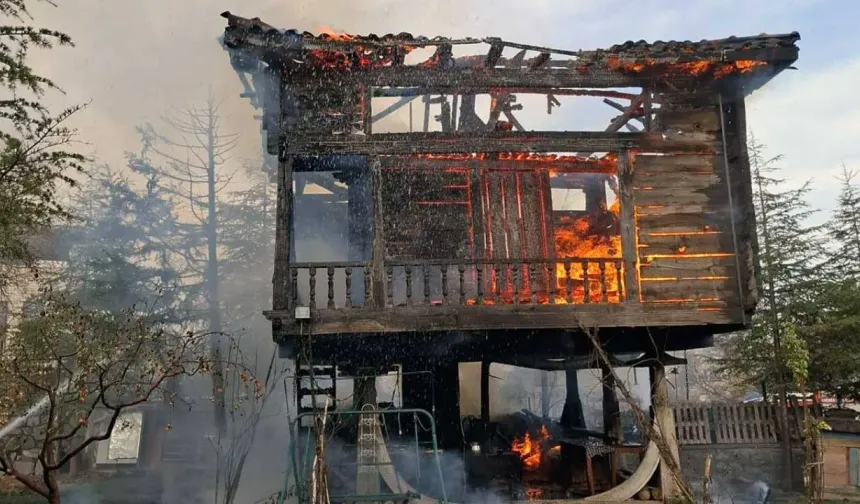 Gölbaşı'nda 200 yıllık serender kül oldu