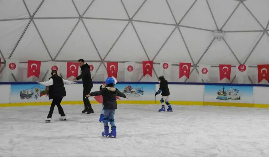 Keçiören'de ücretsiz buz patenine yoğun ilgi!
