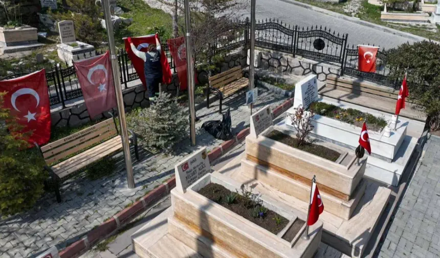 Bayram öncesi mezarlıklarda yoğun mesai