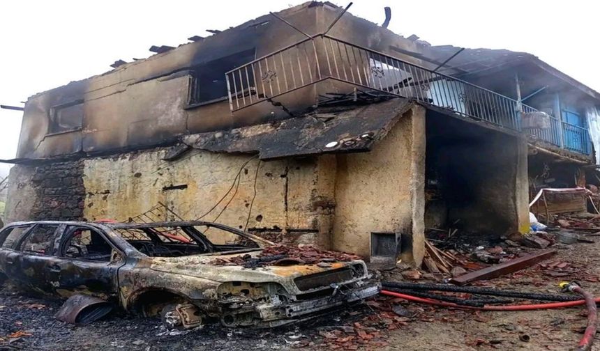 Güdül'de Korkutan Yangın: İki Katlı Ev ve İki Araç Kül Oldu