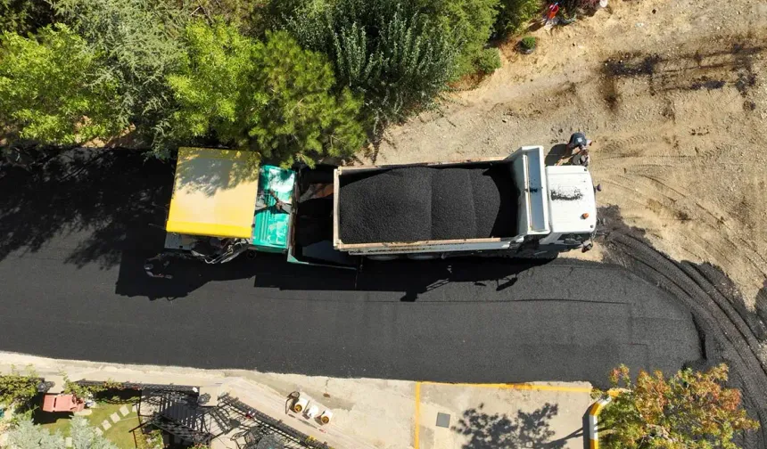 Etimesgut’ta kaldırım ve asfalt çalışmaları hızlandı